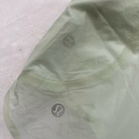 Lululemon shorts size 6 in excellent condition - Picture 4 of 9